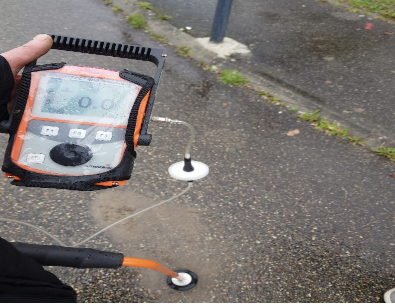 Recherche de remontées de gaz traceur à travers l’enrobé afin de localiser la fuite.